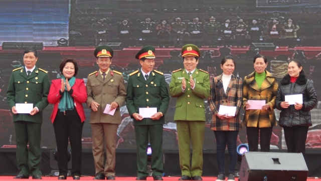 Ban ATGT tỉnh Quảng Bình tặng quà cho đại diện các đơn vị điển hình về bảo đảm ATGT