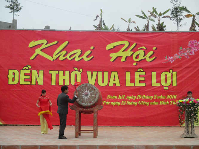 Ông Nguyễn Xuân Tú, Chủ tịch UBND thành phố Lai Châu đánh trống khai hội