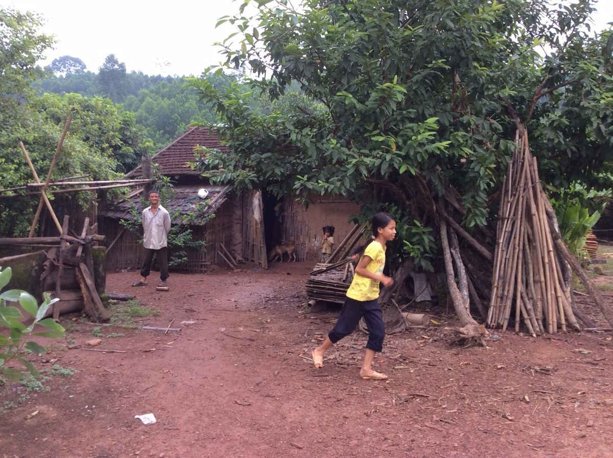 Căn nhà cũ rách nát của gia đình anh Tiến.