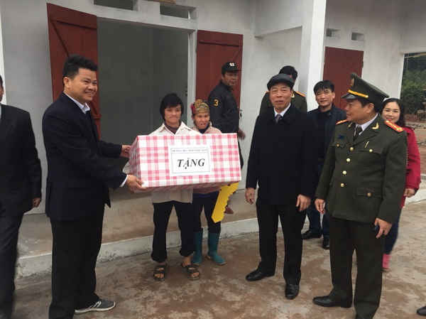 Ông Bùi Văn Hải - Bí thư Tỉnh ủy Bắc Giang  cùng lãnh đạo Cty CP  Khoa học sản xuất mỏ Bắc Giang trao nhà tình nghĩa cho gia đình anh Tiến