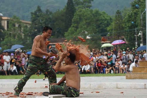 Bộ đội biên phòng trình diễn kết quả huấn luyện võ thuật chiến đấu.