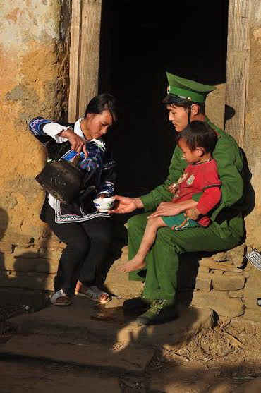 Bộ đội Đồn biên phòng Mường  Khương (Lào CaI) phối hợp cùng dân quân địa phương tuần tra bảo vệ biên giới.