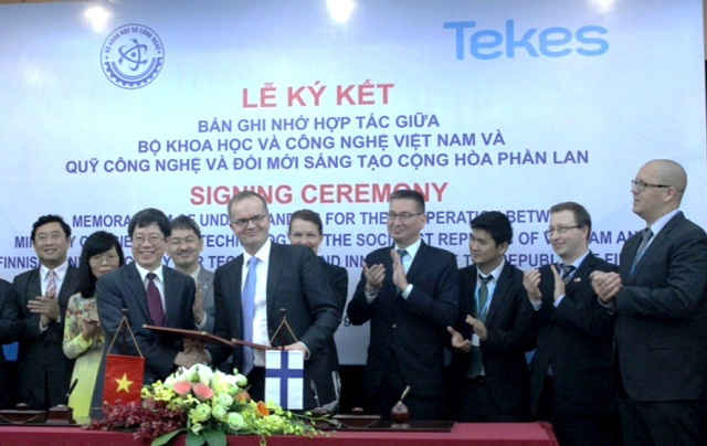 Đại diện hai cơ quan ký kết biên bản hợp tác