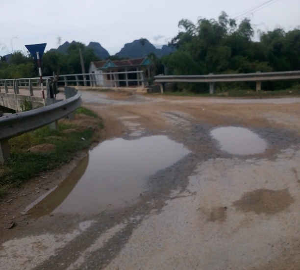 Tình trạng ô nhiễm môi trường, đường xuống cấp do xe chở cát gây ra