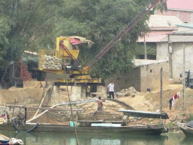 Tình trạng ô nhiễm môi trường, đường xuống cấp do xe chở cát gây ra