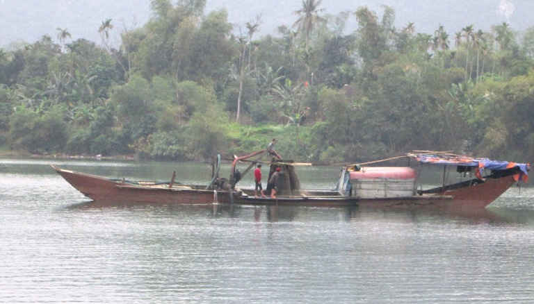 Sông Gianh vẫn đang phải oằn mình vì nạn “cát tặc”