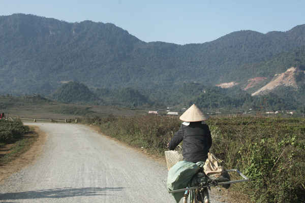 Con đường dẫn vào bản Gia Khâu I uốn lượn, ngoằn nghèo nhưng rất sạch đẹp