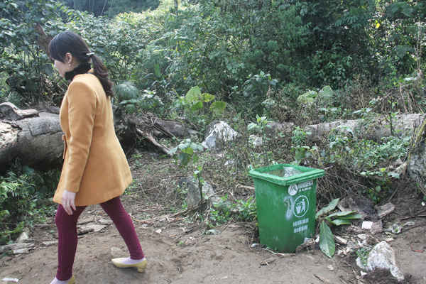 Có hơn 10 thùng rác được đặt trên đoạn đường dài 1,7 km vào hang động