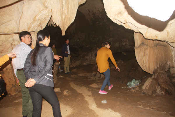 Đến thăm di tích danh lam thắng cảnh này, nếu quan sát kỹ, chúng ta sẽ thấy những hình ảnh đẹp qua hành động thu gom rác của du khách, thành viên Tổ quản lý và hướng dẫn viên