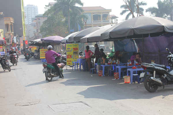 Hàng quán ăn uống san sát nhau ngay cạnh ao