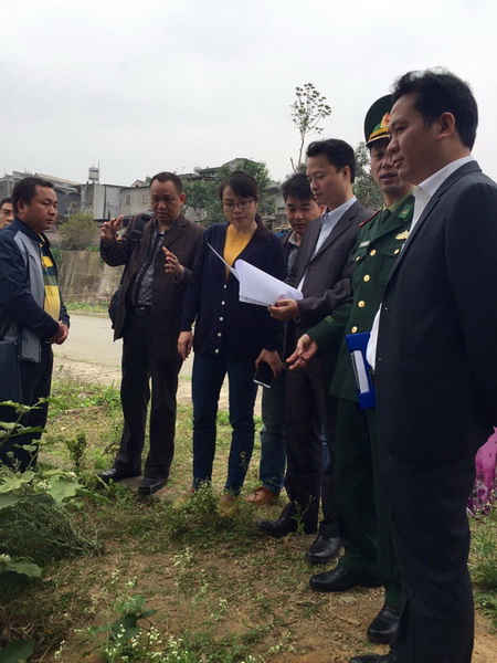 Đoàn công tác trao đổi công việc tại hiện trường 