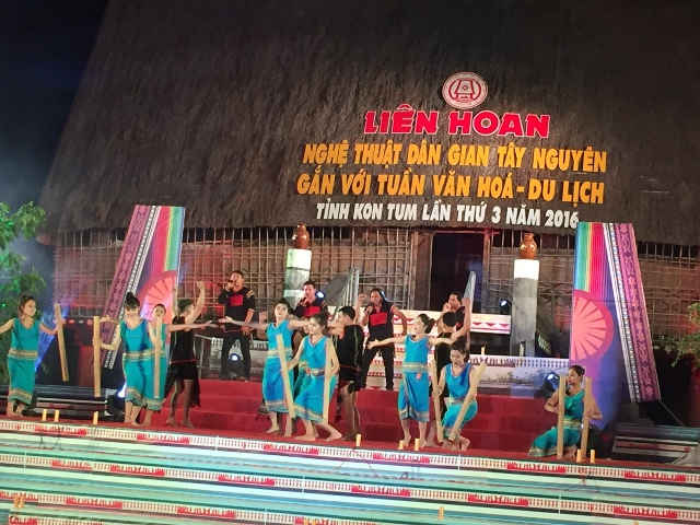 Văn nghệ chào mừng liên hoan
