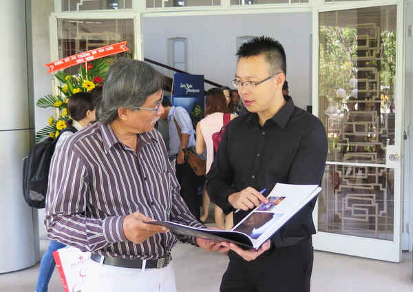 Tác giả Hà Quốc Anh (áo đen) giới thiệu sách với bạn đọc