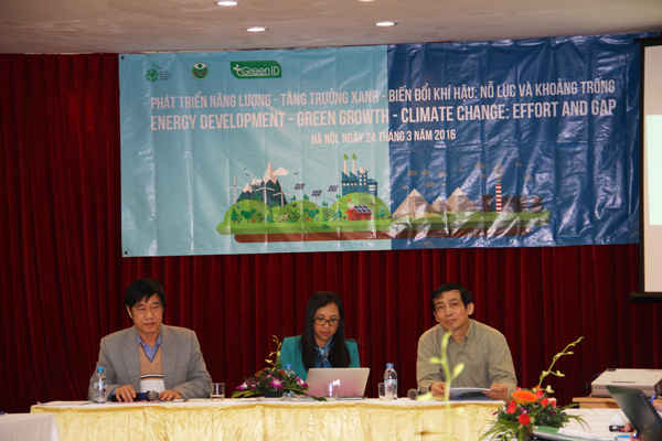 Ông Nguyễn Tiến Long – Chuyên gia năng lượng, Liên minh năng lượng bền vững tại Việt Nam, bà Chu Thanh Hương - Cục Khí tượng Thủy văn và BĐKH, Bộ Tài nguyên và Môi trường và ông Lê Đức Chung trong giờ thảo luận tại hội thảo