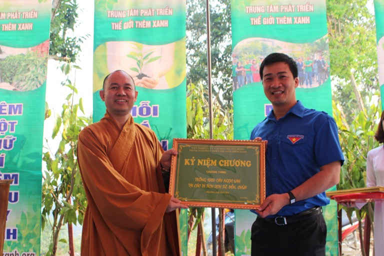 Trao kỷ niệm chương