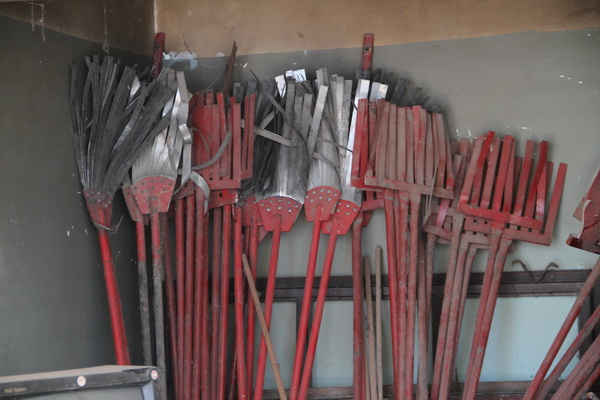 Trong thiết bị dập lửa chữa cháy rừng còn thô sơ.
