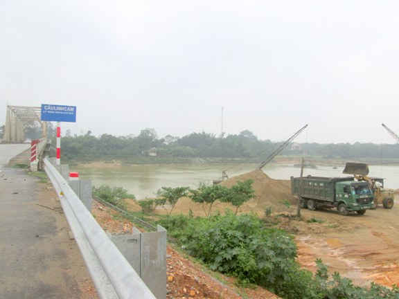 Điển tập kết vi phạm hành lang, đe dọa đến chất lượng công trình giao thông