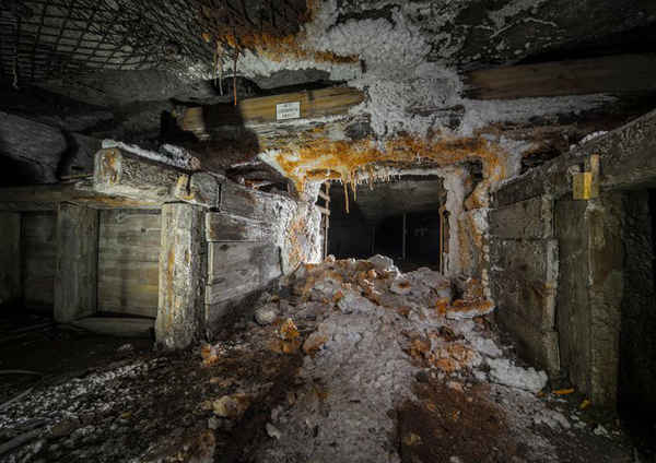 Tòa tháp Engels Leaching, 135 mét dưới mặt đất ở Mỏ muối Wieliczka ở Kraków, Ba Lan. Nước mặn chảy qua tháp, hòa tan cục muối bên trong, tạo ra nước muối bão hòa hoàn toàn. Ảnh: Bogumił Kruzel