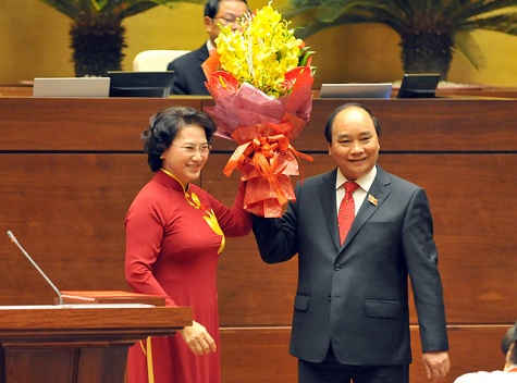 Chủ tịch Quốc hội Nguyễn Thị Kim Ngân chúc mừng Thủ tướng Chính phủ Nguyễn Xuân Phúc