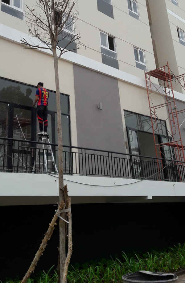 Chủ đầu tư bàn giao nhà khi công trình vẫn còn chưa hoàn thiện khiến người dân lo lắng cho sự an toàn của bản thân và gia đình