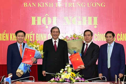 Ông Đinh Thế Huynh, ông Phạm Minh Chính trao các quyết định của Bộ Chính trị về công tác cán bộ cho  ông Nguyễn Văn Bình và ông Vương Đình Huệ. - Ảnh: Chinhphu.vn 