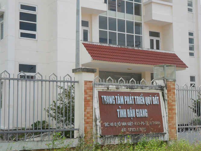 Số tiền nợ trên 7, 8 tỉ đồng trước khi hợp nhất  của Trung tâm Phát triển Quỹ đất đến nay chưa được giải quyết, phần nào ảnh hưởng đến hoạt động chung của đơn vị này