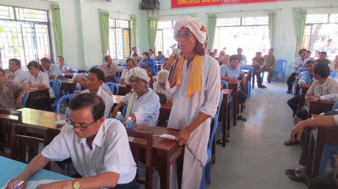 2.	Ông Nguyễn Trọng Mường, người dân tộc Chăm xã Phan Hòa tham gia ý kiến tại buổi tiếp xúc cư tri