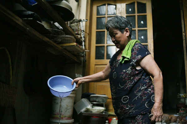 Người dân muốn sử dụng nước sạch để sinh hoạt phải xả ra chậu đợi khi nước lắng căn mới sử dụng được