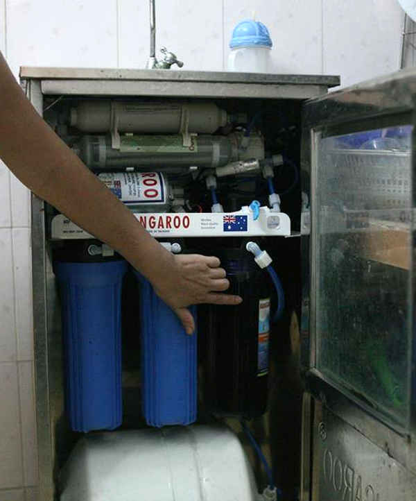 Người dân phải mua những chiếc máy lọc nước để phục vụ cho nước ăn hàng ngày nhưng tuổi thọ của những chiếc máy sử dụng nước ở đây rất ngắn