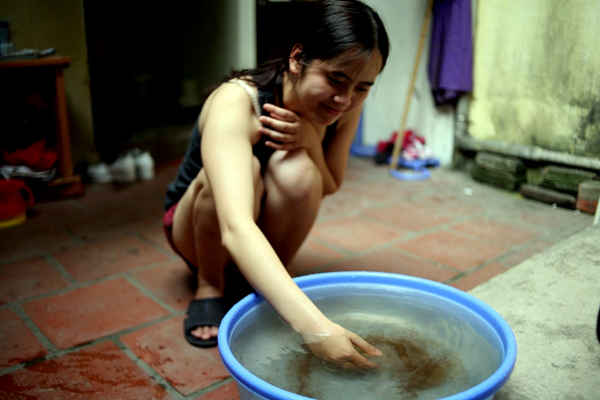 Mặc dù nước sinh hoạt là nước sạch nhưng khi xả ra chậu rất nhiều cặn bẩn, đã nhiều lần kiến nghị với xí nghiệp nhưng người dân vẫn chưa có câu trả lời.
