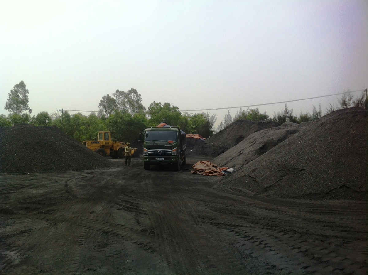 Ông Vũ Đình Tĩnh - phụ tránh kho tập kết trung chuyển than của Công ty CP Đông Bắc thừa nhận rằng, kho tập kết than cũng có ảnh hưởng đến môi trường khu vực