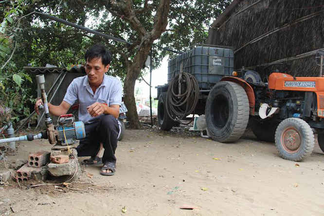 Nhiều hộ ở các địa phương ven biển sử dụng mô tơ điện hút nước ngầm tầng nông không đảm bảo chất lượng đem bán, phục vụ sinh hoạt