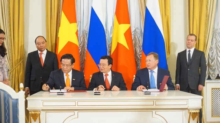 Lãnh đạo PVN , PVEP và Vietsovpetro ký hợp đồng phân chia sản phẩm dầu khí.
