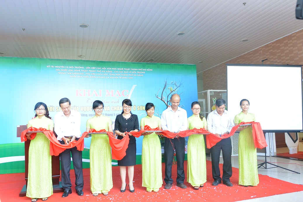 Các đại biểu cắt băng khai mạc triển lãm ảnh 