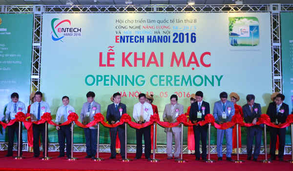 Các đại biểu cắt băng khai mạc hội chợ triển lãm