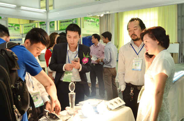 Gian hàng trưng bày bonhs đèn tiết kiệm năng lương và bảo vệ môi trường thu hút các doanh nghiệp đến tham quan