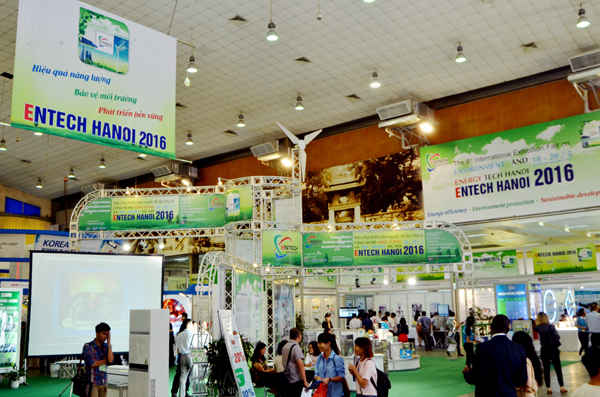 Hội chợ triển lãm thu hút đông đảo người dân Thủ đô quan tâm tới tham quan