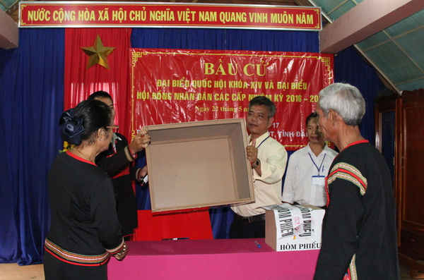 Các Tổ bầu cử kiểm tra thùng phiếu để đảm bảo tính công khai, minh bạch trong công tác bầu cử