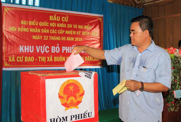 Ông Y Biêr Niê (Phó Bí thư Tỉnh ủy, Chủ tịch HĐND tỉnh, Chủ tịch Ủy ban bầu cử tỉnh Đắk Lắk) tham gia bỏ phiếu tại khu vực bỏ phiếu số 2 (xã Cư Bao, thị xã Buôn Hồ)