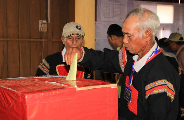 Các cử tri phấn khởi tham gia bầu cử để chọn những người có đức, có tài phụng sự Tổ quốc, phục vụ nhân dân