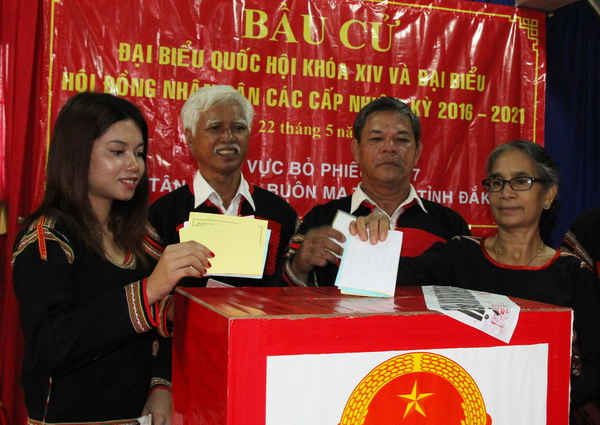 Các cử tri phấn khởi tham gia bầu cử để chọn những người có đức, có tài phụng sự Tổ quốc, phục vụ nhân dân