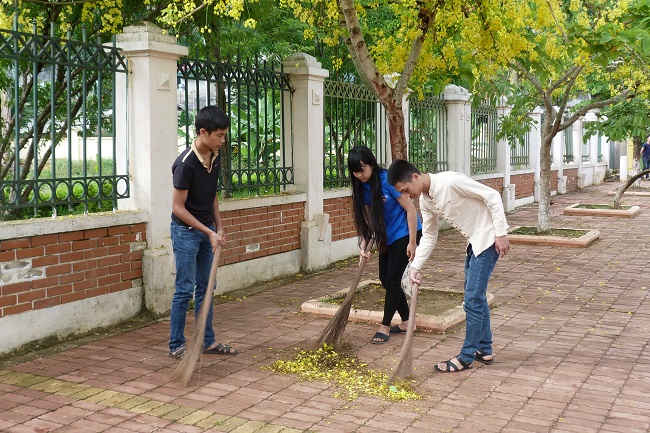 Lực lượng đoàn viên, thanh niên phường Chiềng Cơi ra quân dọn dẹp các tuyến đường
