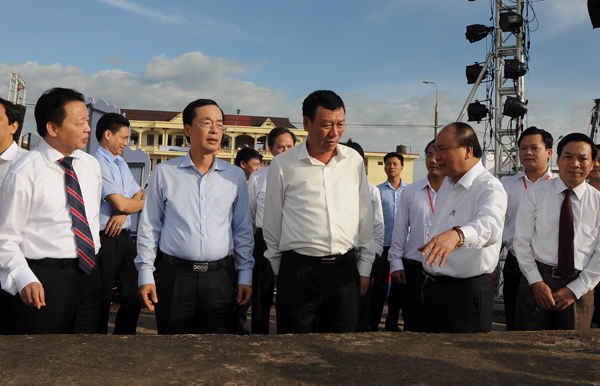 Thủ tướng Nguyễn Xuân Phúc trao đổi với lãnh đạo các bộ, ngành địa phương về công tác bảo vệ môi trường biển tại bãi biển Thịnh Long sáng 8/6