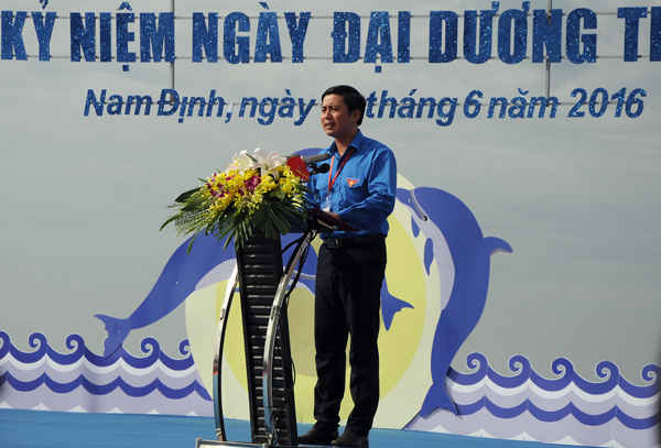 Đại diện thế hệ trẻ cả nước phát biểu thể hiện quyết tâm giữ vững biển đảo và bảo vệ môi trường biển