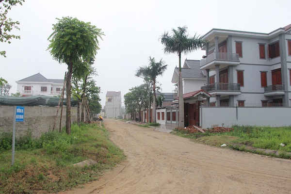 Nhiều mảnh đất dù chưa được chuyển đổi mục đích sử dụng nhưng chủ đầu tư đã bán cho người dân và đã xây nhà kiến cố.