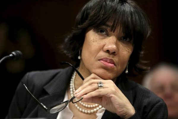 Thị trưởng Karen Weaver của bang Flint (Michigan) đang chờ đợi để làm chứng trước Tòa nhà Ban Chỉ đạo dân chủ và chính sách liên quan đến cuộc khủng hoảng nước Flint ở Washington (Mỹ) ngày 10/2/2016. Ảnh: REUTERS / GARY CAMERON