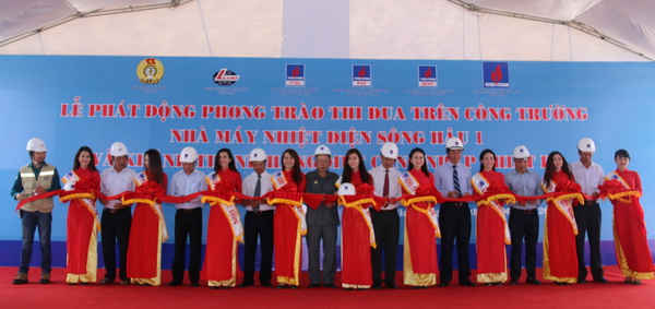 Quan khách cắt băng khánh thành tại buổi Lễ