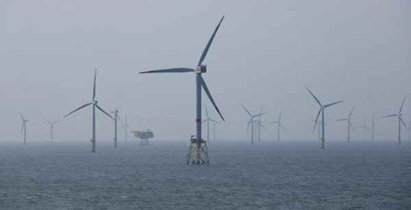 Tua bin gió được chụp ở RWE Offshore-Windpark Nordsee Ost ở vùng biển Bắc, cách Helgoland, Đức 30 km vào ngày 11/5/2015. Ảnh: REUTERS/CHRISTIAN CHARISIUS/POOL