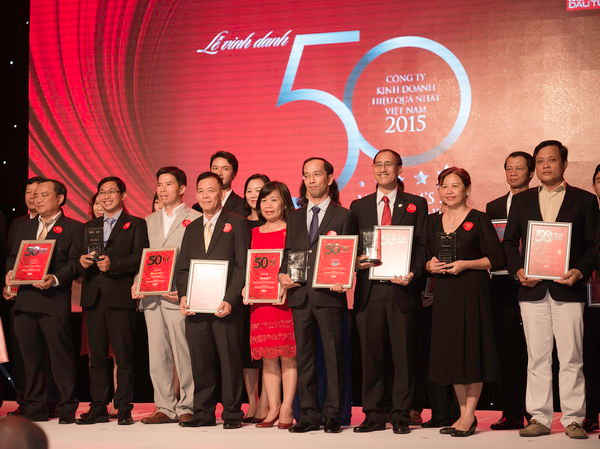 Đại diện Vinamilk nhận giải cùng 50 Doanh Nghiệp được bình chọn của năm 2016