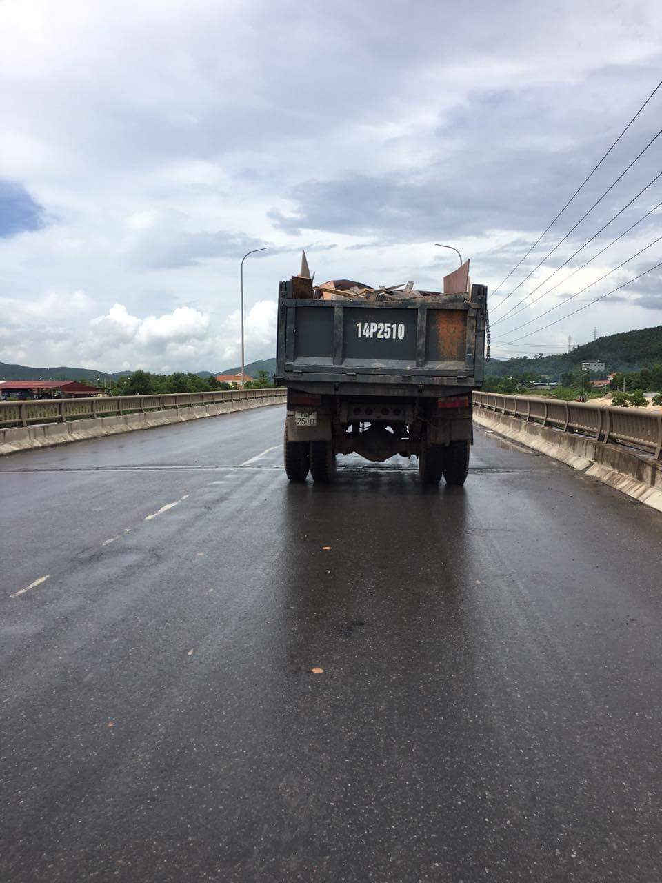 Chiếc xe chở rác từ dự án nhà máy nhiệt điện Thăng Long chạy ra